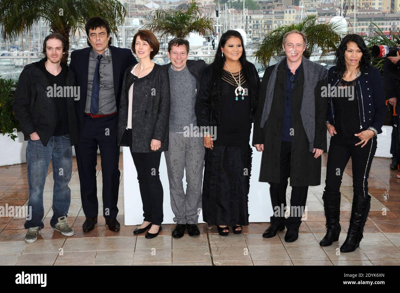 Regisseur Arnaud Desplechin, Benicio Del Toro, Mathieu Amalric, Gina McKee, Misty Upham, Michelle Thrush, Danny Mooney posiert bei Jimmy P. Psychotherapy of A Plains Indian Photocall, die am 17. Mai 2013 im Palais des Festivals im Rahmen der Filmfestspiele von Cannes, Frankreich, stattfand. Foto von Aurore Marechal/ABACAPRESS.COM Stockfoto