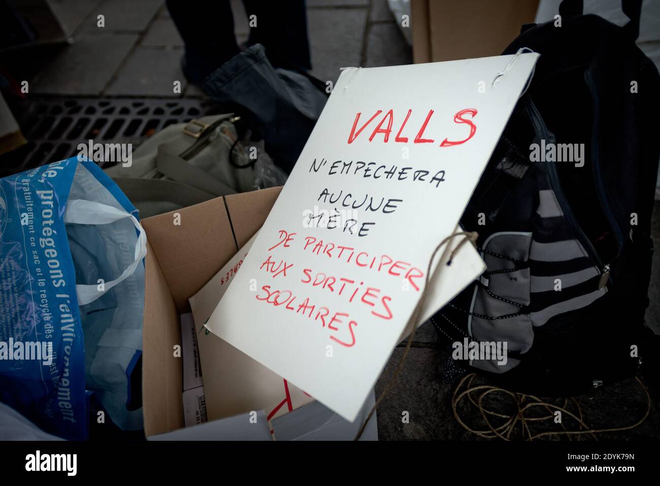Kundgebung Verhüllte Frauen, um das Recht verschleierter Eltern zu erbitten, ihre Kinder zur Schule zu bringen, fand am 18. Mai 2013 in Fontaine des Innocents in Paris statt. Jegliche öffentlichen religiösen Symbole sind von französischen staatlichen Schulen verboten, die streng säkularen Linien dienen. Frankreich hat das Tragen von Niqabs - Schleier, die das ganze Gesicht bedecken - in der Öffentlichkeit verboten. Foto von Nicolas Messyasz/ABACAPRESS.COM Stockfoto