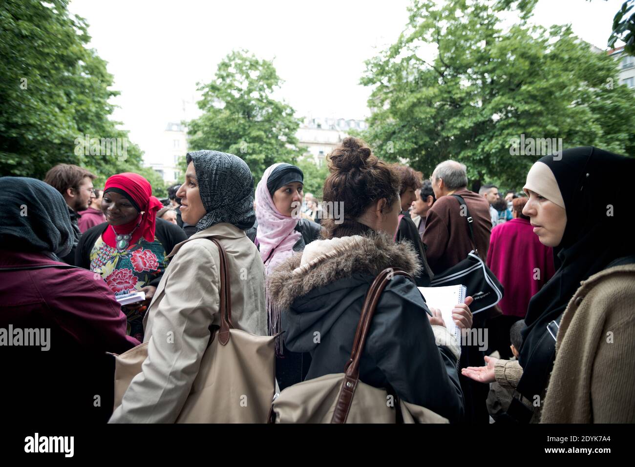 Kundgebung Verhüllte Frauen, um das Recht verschleierter Eltern zu erbitten, ihre Kinder zur Schule zu bringen, fand am 18. Mai 2013 in Fontaine des Innocents in Paris statt. Jegliche öffentlichen religiösen Symbole sind von französischen staatlichen Schulen verboten, die streng säkularen Linien dienen. Frankreich hat das Tragen von Niqabs - Schleier, die das ganze Gesicht bedecken - in der Öffentlichkeit verboten. Foto von Nicolas Messyasz/ABACAPRESS.COM Stockfoto