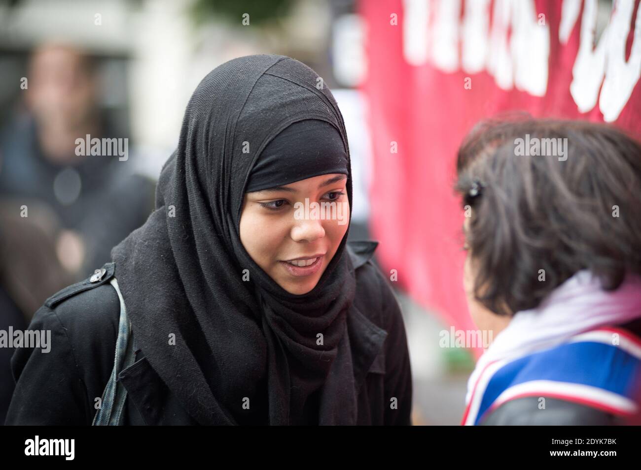 Kundgebung Verhüllte Frauen, um das Recht verschleierter Eltern zu erbitten, ihre Kinder zur Schule zu bringen, fand am 18. Mai 2013 in Fontaine des Innocents in Paris statt. Jegliche öffentlichen religiösen Symbole sind von französischen staatlichen Schulen verboten, die streng säkularen Linien dienen. Frankreich hat das Tragen von Niqabs - Schleier, die das ganze Gesicht bedecken - in der Öffentlichkeit verboten. Foto von Nicolas Messyasz/ABACAPRESS.COM Stockfoto