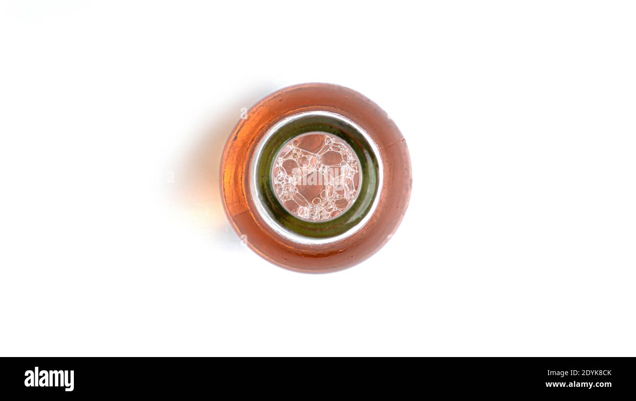 Eine Flasche helles Bier auf weißem Hintergrund. Der Blick von oben. Hochwertige Fotos Stockfoto