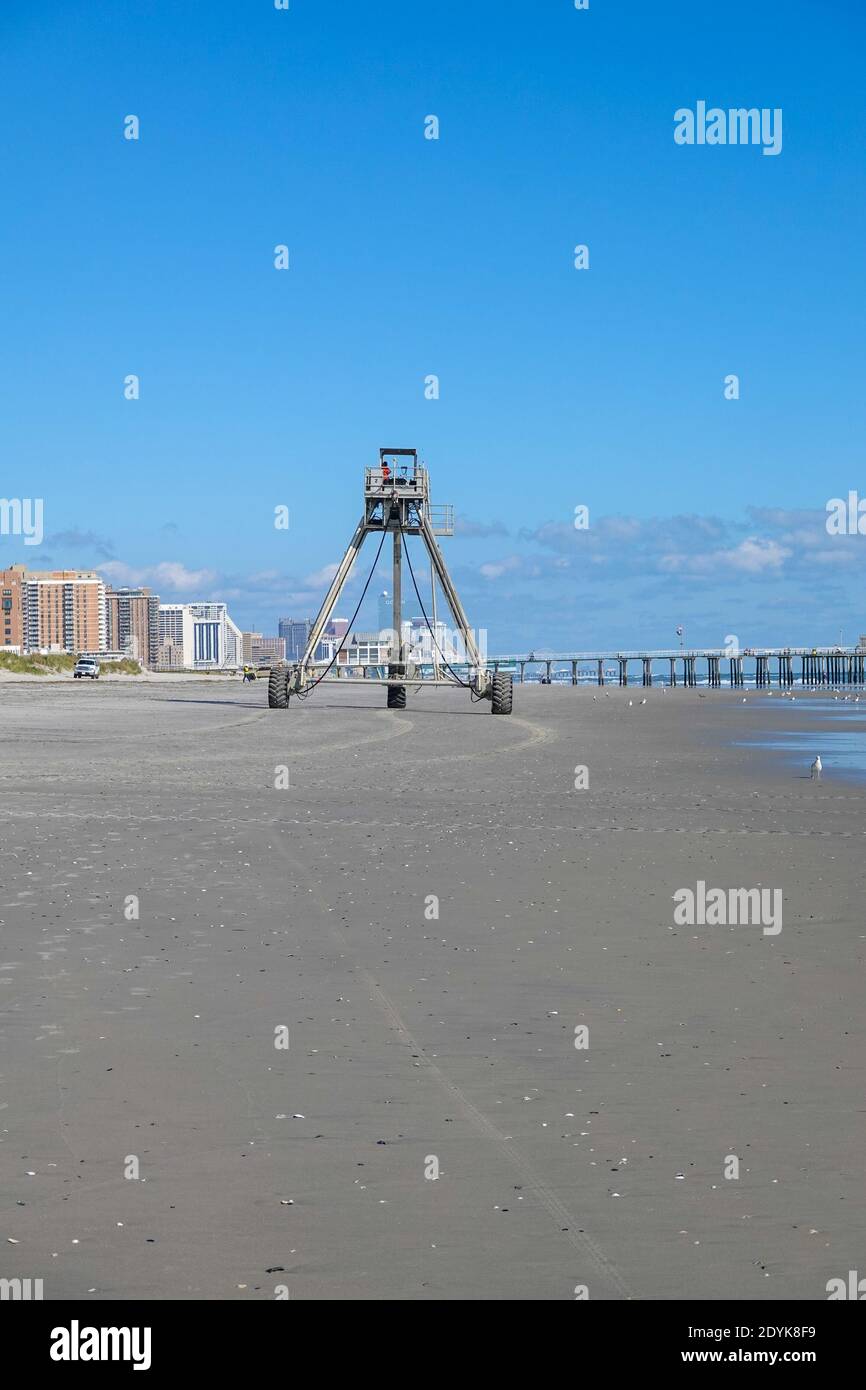 Ventnor City, New Jersey - September, 2020: Ein amphibischer Buggy-Turm,  der zum Auffüllen des Strandes verwendet wird, rollt am Strand mit atlantic  City cas Stockfotografie - Alamy