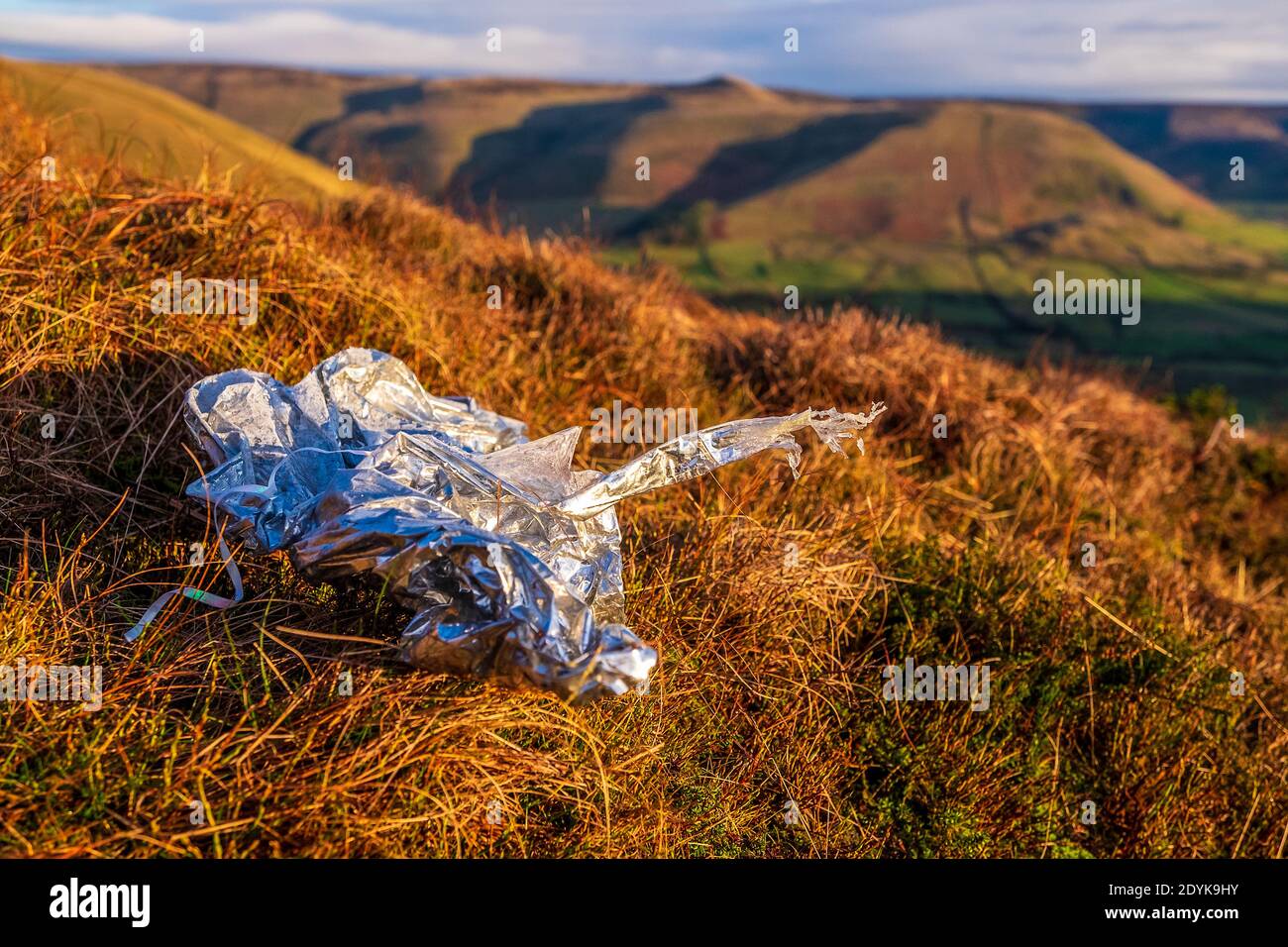 Entflachten Partyballon übersät die Landschaft in der Nähe von Kinder Scout in Der Peak District Stockfoto