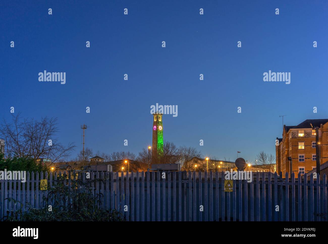 Civic Center Uhrenturm in festlichen Lichtern während der blauen Stunde im Dezember 2020 im Stadtzentrum von Southampton, Hampshire, England, Großbritannien Stockfoto
