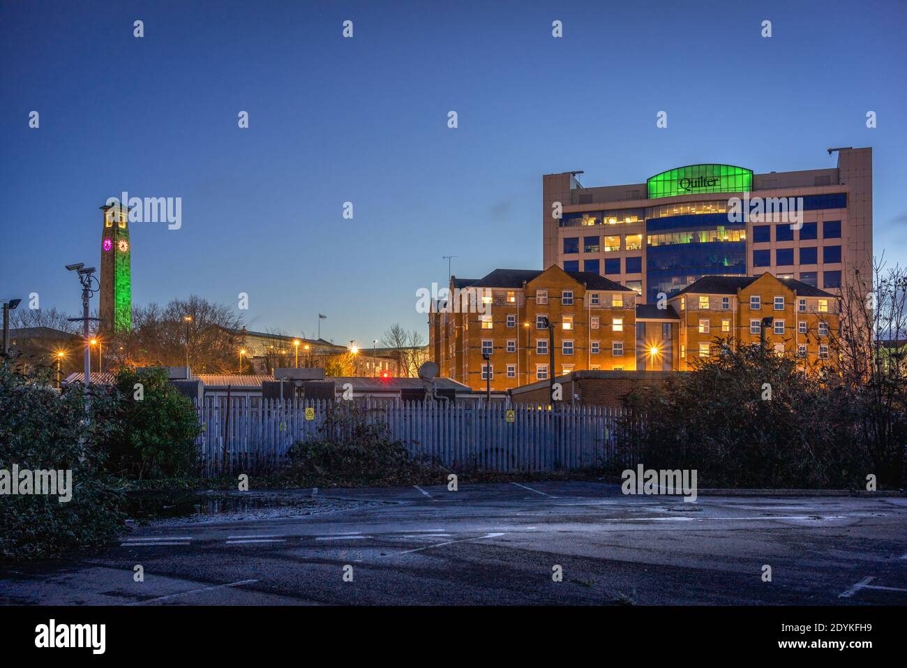 Civic Center Uhrenturm und das Quilter Bürogebäude während der blauen Stunde im Dezember 2020 im Stadtzentrum von Southampton, Hampshire, England, Großbritannien Stockfoto