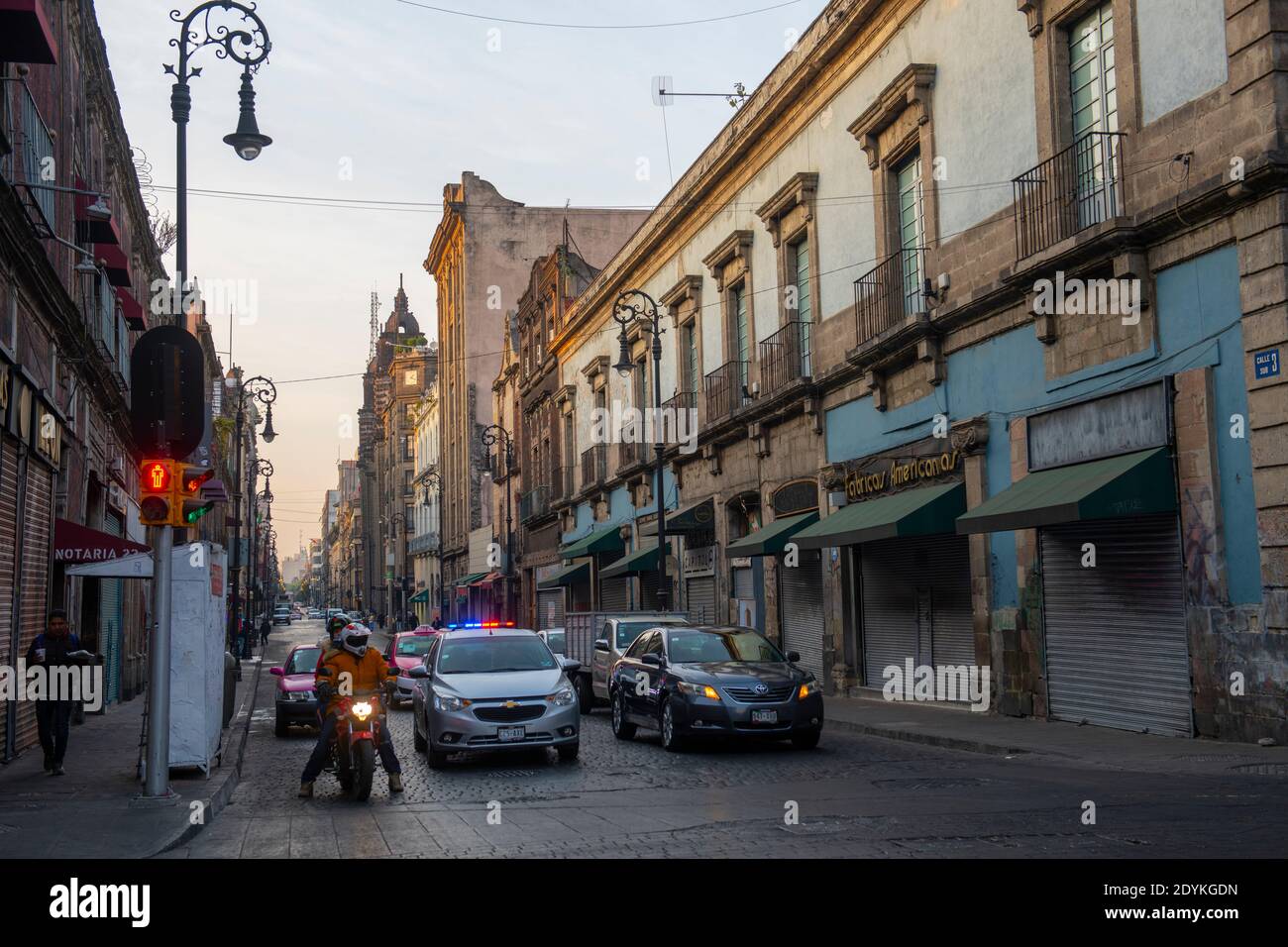 Historische Gebäude an der Calle de Tacuba und der Republica de Chile Straße in der Nähe des Zocalo Constitution Square, Mexico City CDMX, Mexiko. Stockfoto