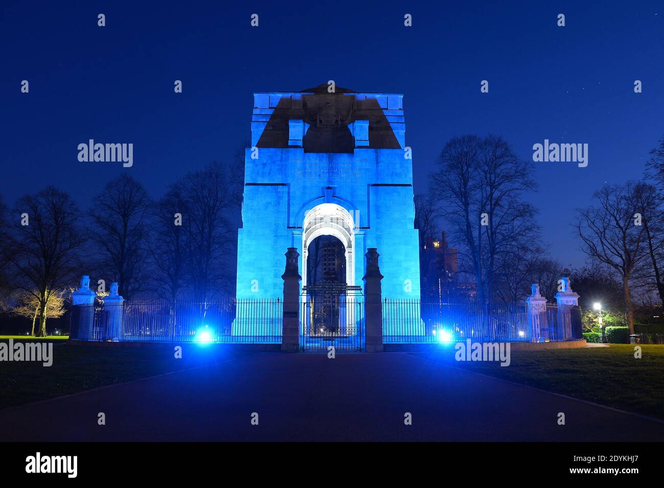 Das war Memorial im Victoria Park in Leicester ist beleuchtet Mit blauem Licht, um den Beschäftigten des NHS Tribut zu zollen Während der Coronavirus-Pandemie Stockfoto