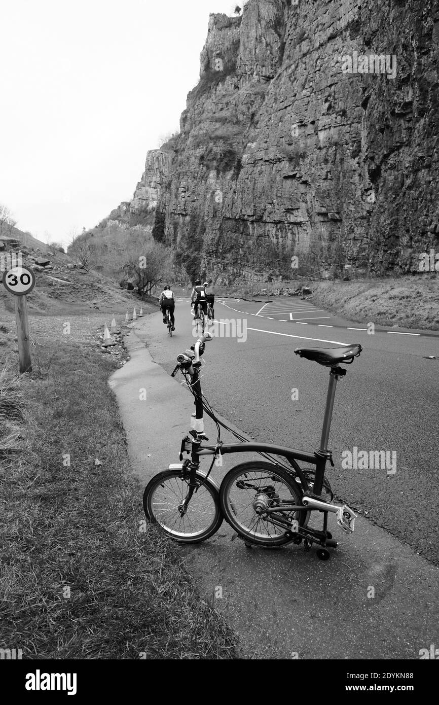 Dezember 2020 - Faltrad Brompton in thr Gorge, Cheddar, Somerset, UK Stockfoto