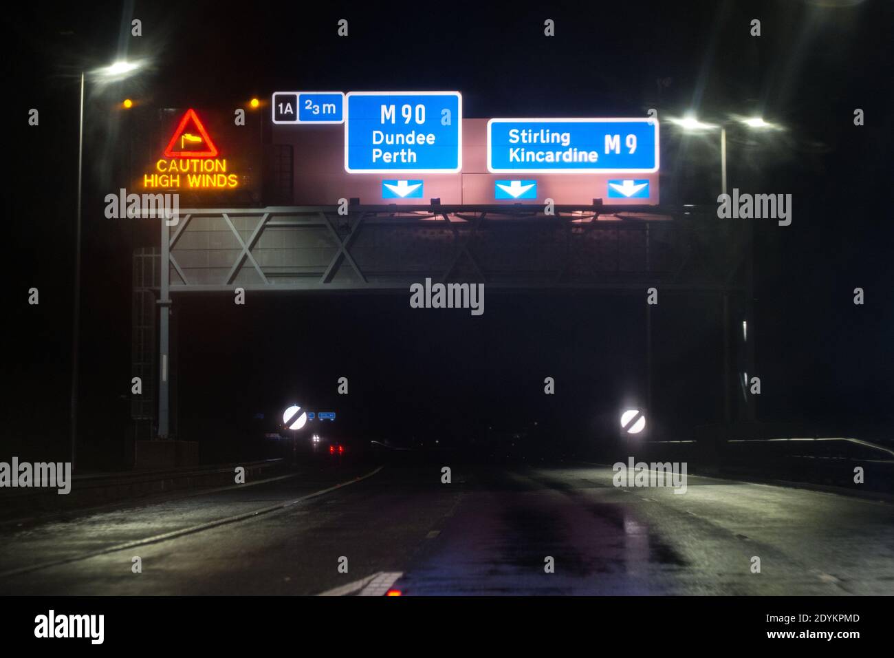 Edinburgh und Central Scotland, Schottland, Großbritannien. Dezember 2020. Im Bild: Autobahnschilder, die auf starke Winde und extremes Wetter hinweisen, mit MET Office, die eine gelbe ‘Risiko für Lebensgefahr'-Wetterwarnung ausgibt. Prognostiker haben in Teilen Großbritanniens bis zu 80 km/h Wind und möglicherweise mehr als 5 cm Regen vorhergesagt, als Storm Bella in Großbritannien einstürzt. Quelle: Colin Fisher/Alamy Live News Stockfoto