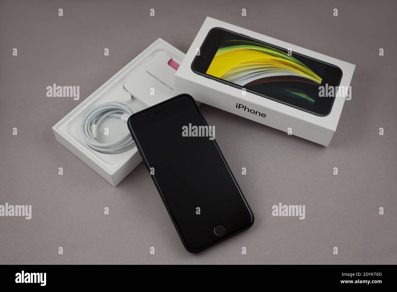 Illustrative Editorial des brandneuen iphone se zweite Generation nächste Auf seine Originalverpackung auf grauem Hintergrund Stockfoto