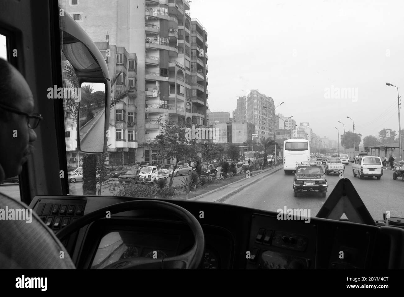 Vue aus dem Bus auf der Straße und Gebäude in Kairo Ägypten mit dem Busfahrer Stockfoto