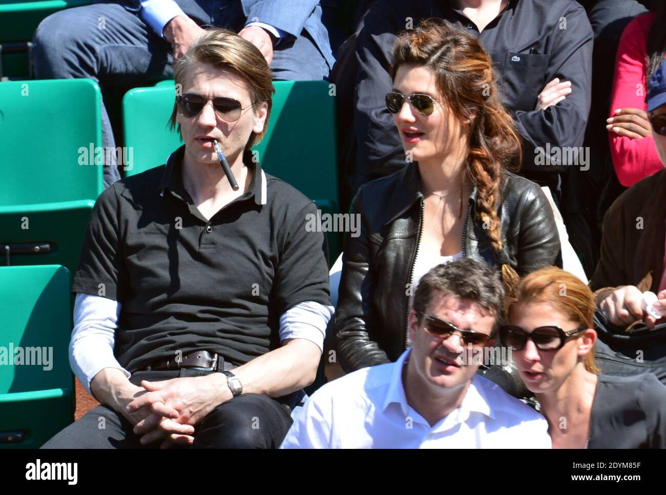 Stanislas Merhar und ein Freund an den Ständen bei den French Tennis Open in der Roland-Garros Arena in Paris, Frankreich am 04. Juni 2013. Foto von Jeremy Charriau/ABACAPRESS.COM Stockfoto