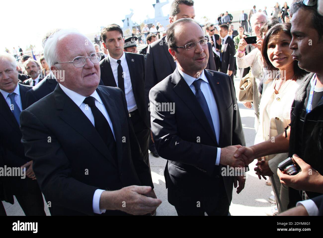 Der französische Präsident Francois Hollande besucht am 4. Juni 2013 die "Villa Mediterranee" mit dem Präsidenten der PACA-Region Michel Vauzelle in Marseille, Frankreich. Foto von Karine Villalonga/Pool/ABACAPRESS.COM Stockfoto