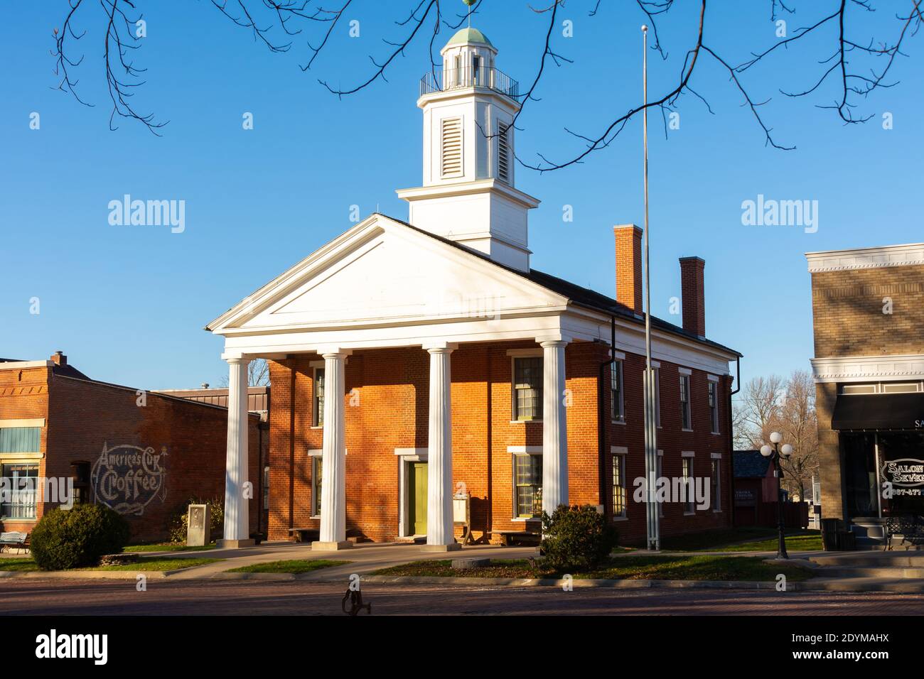 Altes Gerichtsgebäude in einer kleinen Stadt im Mittleren Westen. Metamora, Illinois, USA Stockfoto