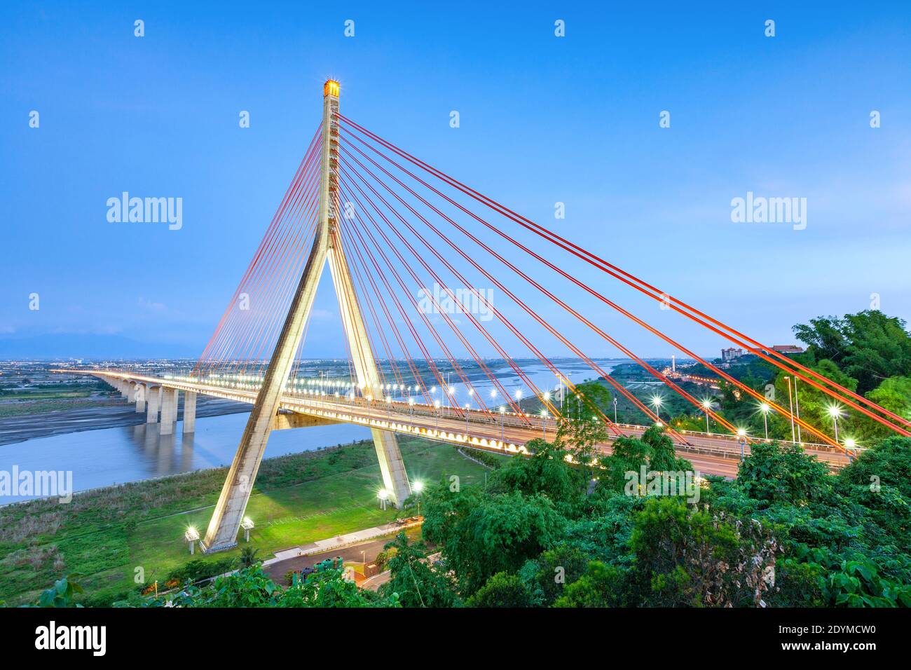 Kaohsiung, Taiwan, stellt ein Autobahnfahrzeug zur Verfügung, das die Brücke zwischen Kaohsiung und Pingtung 'Gaopingxi' überquert. Der Name ist: 'Slanted Bridge' in der Nacht. Stockfoto