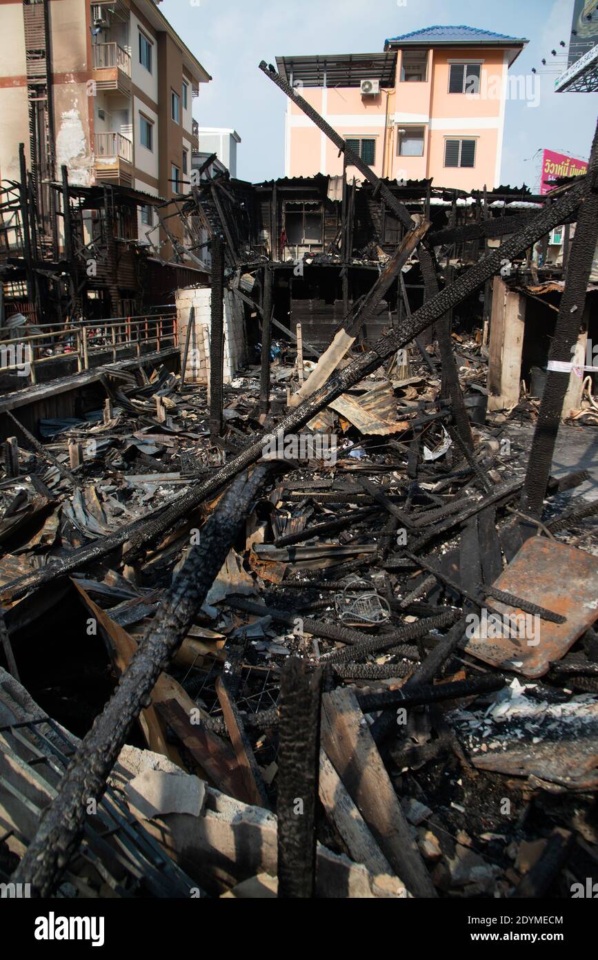 Haus in Brand in einem Dorf, Schutt nach dem Feuer. Stockfoto