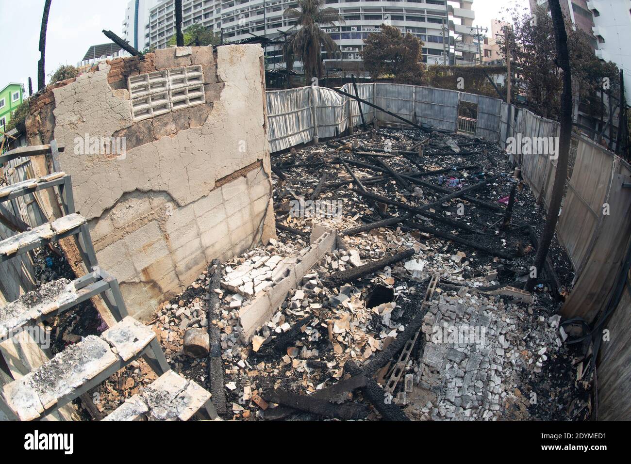 Haus in Brand in einem Dorf, Schutt nach dem Feuer. Stockfoto