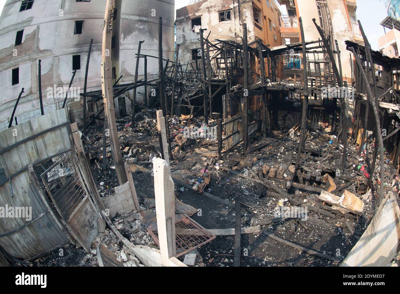 Haus in Brand in einem Dorf, Schutt nach dem Feuer. Stockfoto
