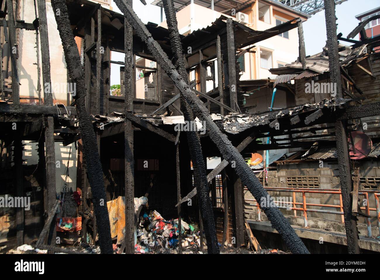 Haus in Brand in einem Dorf, Schutt nach dem Feuer. Stockfoto