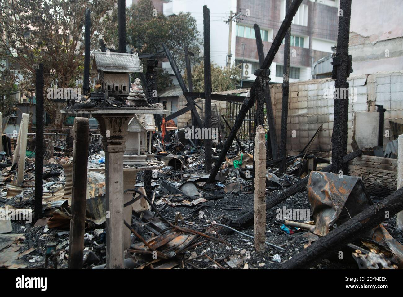 Haus in Brand in einem Dorf, Schutt nach dem Feuer. Stockfoto