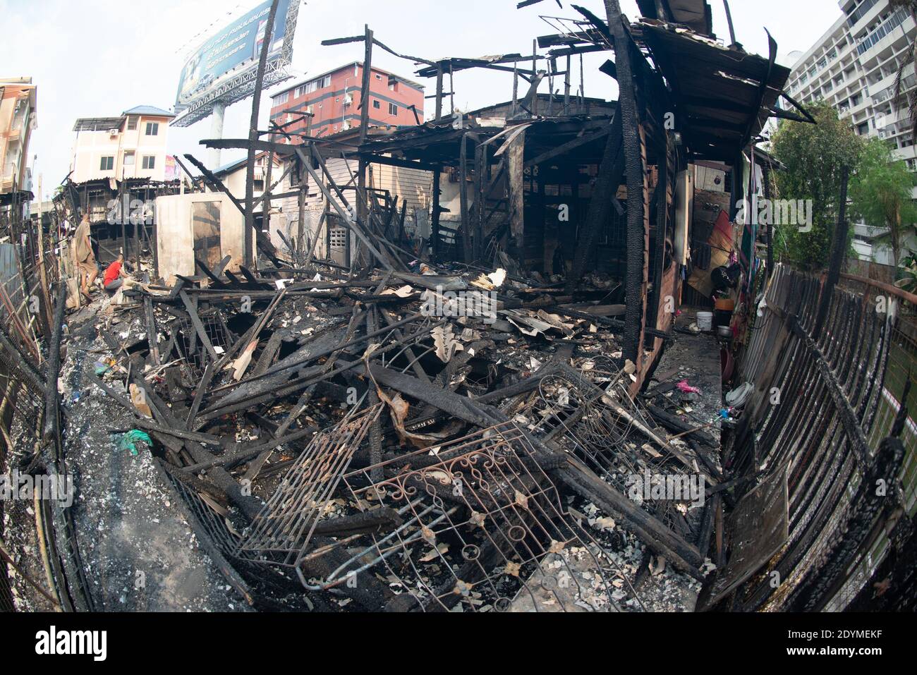 Haus in Brand in einem Dorf, Schutt nach dem Feuer. Stockfoto