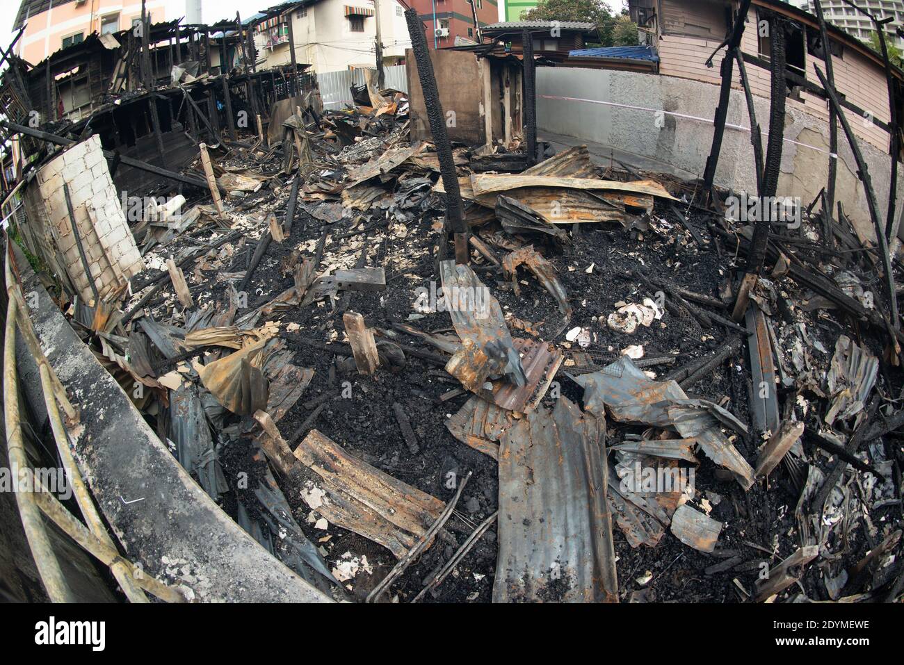 Haus in Brand in einem Dorf, Schutt nach dem Feuer. Stockfoto