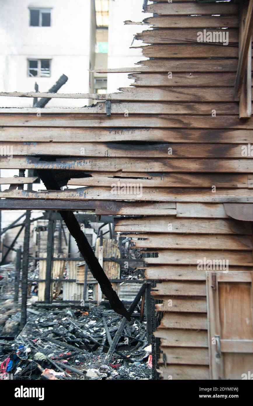 Haus in Brand in einem Dorf, Schutt nach dem Feuer. Stockfoto