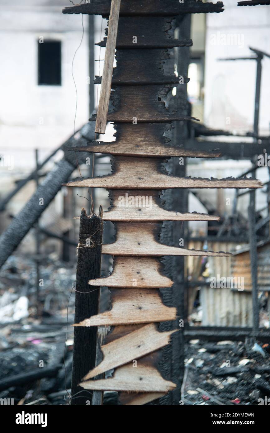 Haus in Brand in einem Dorf, Schutt nach dem Feuer. Stockfoto
