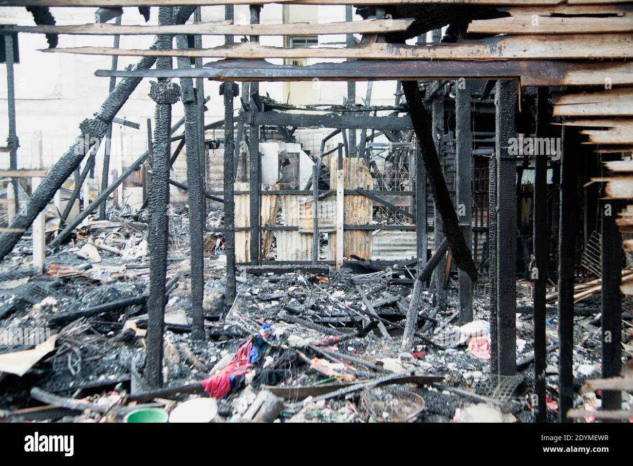 Haus in Brand in einem Dorf, Schutt nach dem Feuer. Stockfoto
