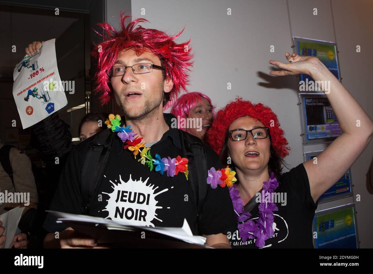 "Jeudi Noir"-Aktivisten protestieren am 12. Juni 2013 im FNAIM-Hauptquartier in der Rue du Faubourg Saint-Honore in Paris gegen die Immobiliensteuer. Foto von Audrey Poree/ABACAPRESS.COM Stockfoto