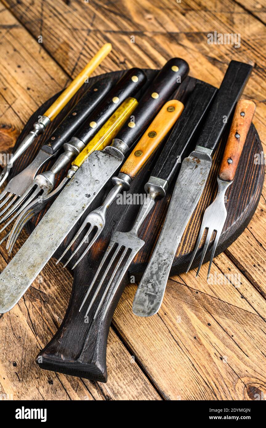 Rustikales Set aus Besteck Messer und Gabel. Holzhintergrund. Draufsicht Stockfoto