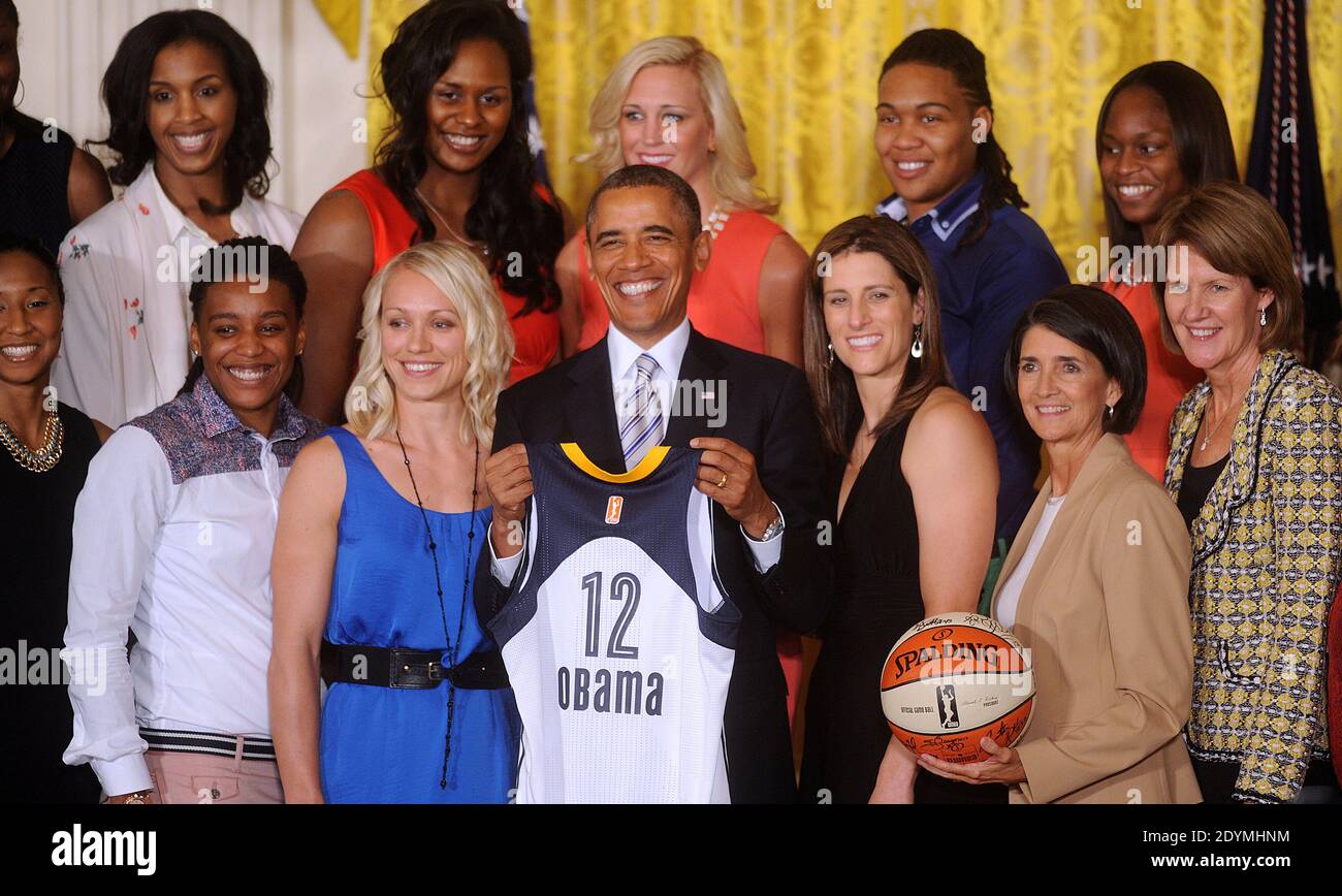 Präsident Barack Obama posiert mit dem WNBA Champion Indiana Fever, um das Team und ihren Sieg in den WNBA Finals im East Room des Weißen Hauses in Washington, DC, USA, 14. Juni 2013 zu ehren. Foto von Olivier Douliery/ABACAPRESS.COM Stockfoto