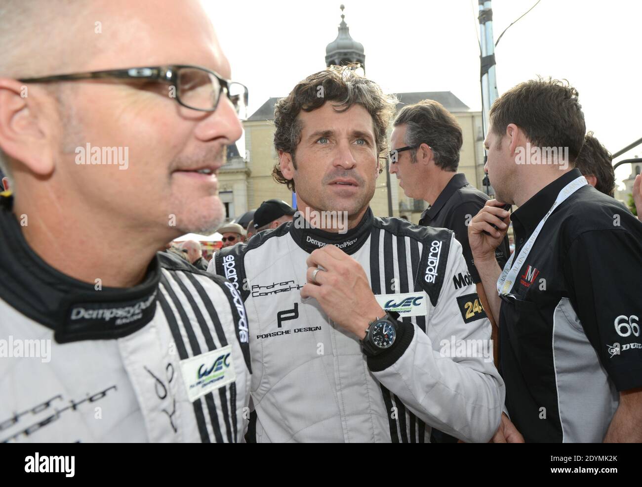 US-Schauspieler Patrick Dempsey und einer seiner Mitfahrer, US Joe Foster, bei den technischen Audits des 24-Stunden-Langstreckenrennens von Le Mans am 16. Juni 2013 in Le Mans, Westfrankreich. Patrick Dempsey wird am 22. Und 23. Juni sein zweites 24-Stunden-Langstreckenrennen im Porsche 911 GT3 Nr. 77 des Teams Dempsey/Del Piero mit seinen Teamkollegen US Joe Foster und Patrick Long bestreiten. Foto von Guy Durand/ABACAPRESS.COM Stockfoto