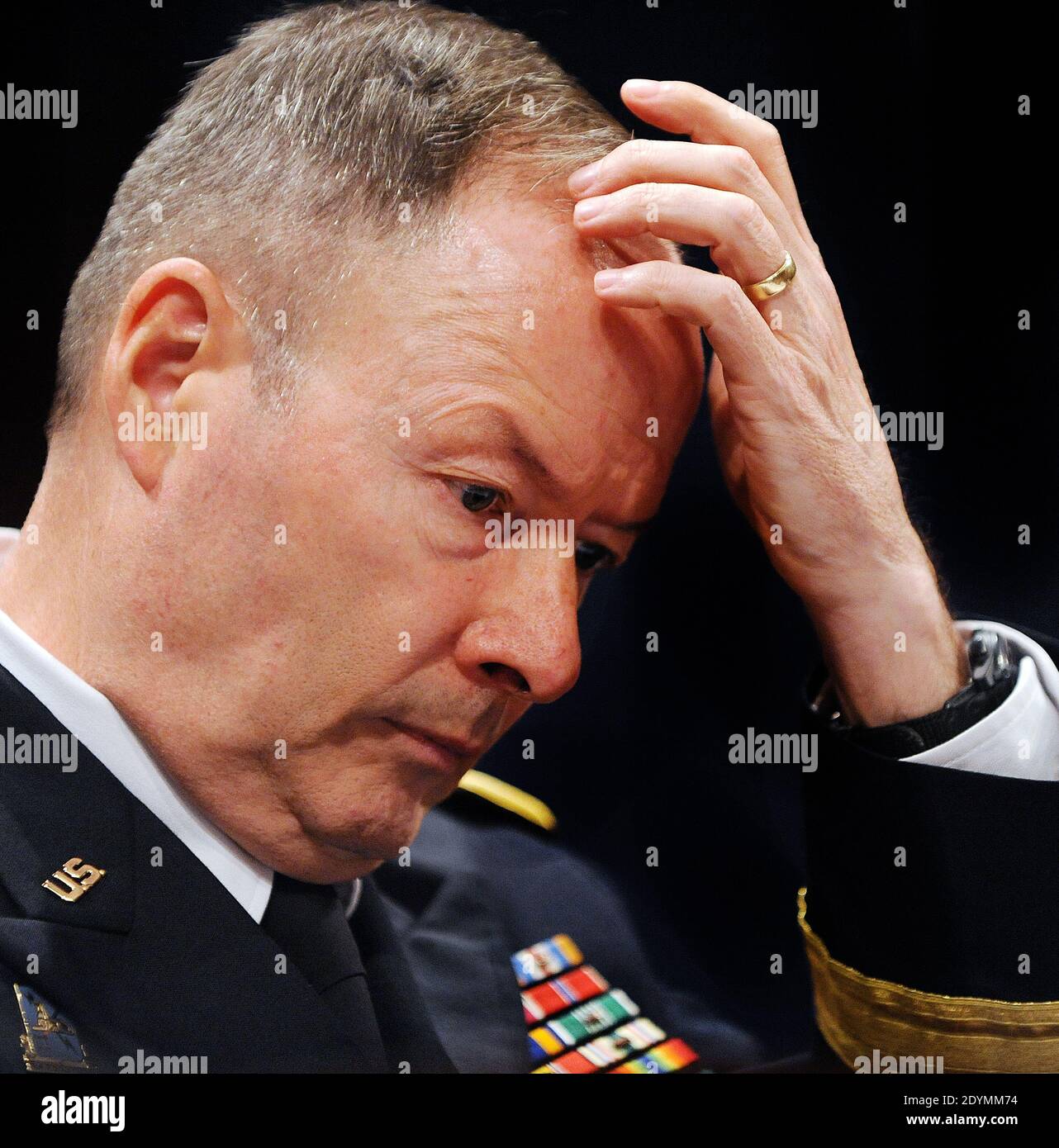 General Keith Alexander, Direktor der National Security Agency, erscheint vor dem House Select Intelligence Committee am 18. Juni 2013 in Washington, DC, USA. Das Komitee hört Aussagen darüber, wie die offengelegten NSA-Programme die Amerikaner vor Terroranschlägen auf US-Boden schützen und warum die Offenlegung dieser klassifizierten Informationen unseren Gegnern hilft. Foto von Olivier Douliery/ABACAPRESS.COM Stockfoto