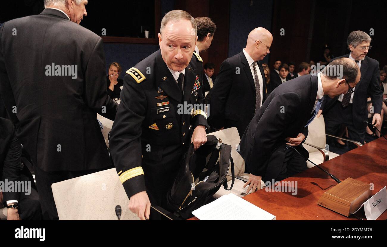 General Keith Alexander, Direktor der National Security Agency, erscheint vor dem House Select Intelligence Committee am 18. Juni 2013 in Washington, DC, USA. Das Komitee hört Aussagen darüber, wie die offengelegten NSA-Programme die Amerikaner vor Terroranschlägen auf US-Boden schützen und warum die Offenlegung dieser klassifizierten Informationen unseren Gegnern hilft. Foto von Olivier Douliery/ABACAPRESS.COM Stockfoto