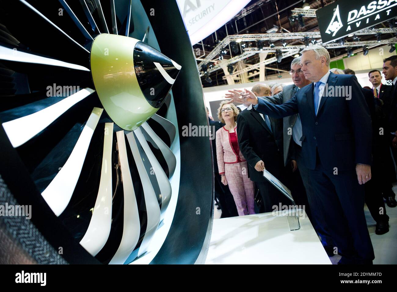 Premierminister Jean-Marc Ayrault und Safran-CEO Jean-Paul Herteman. Teilnahme an der Eröffnung der 50. Paris Air Show, die am 17. Juni 2013 auf dem Flughafen Le Bourget in der Nähe von Paris, Frankreich, stattfand. Foto von Julien Muguet/Pool/ABACAPRESS.COM Stockfoto