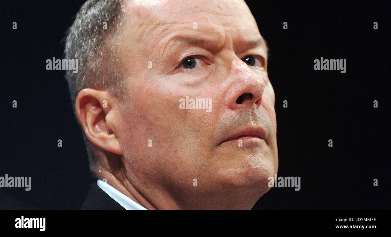 General Keith Alexander, Direktor der National Security Agency, erscheint vor dem House Select Intelligence Committee am 18. Juni 2013 in Washington, DC, USA. Das Komitee hört Aussagen darüber, wie die offengelegten NSA-Programme die Amerikaner vor Terroranschlägen auf US-Boden schützen und warum die Offenlegung dieser klassifizierten Informationen unseren Gegnern hilft. Foto von Olivier Douliery/ABACAPRESS.COM Stockfoto