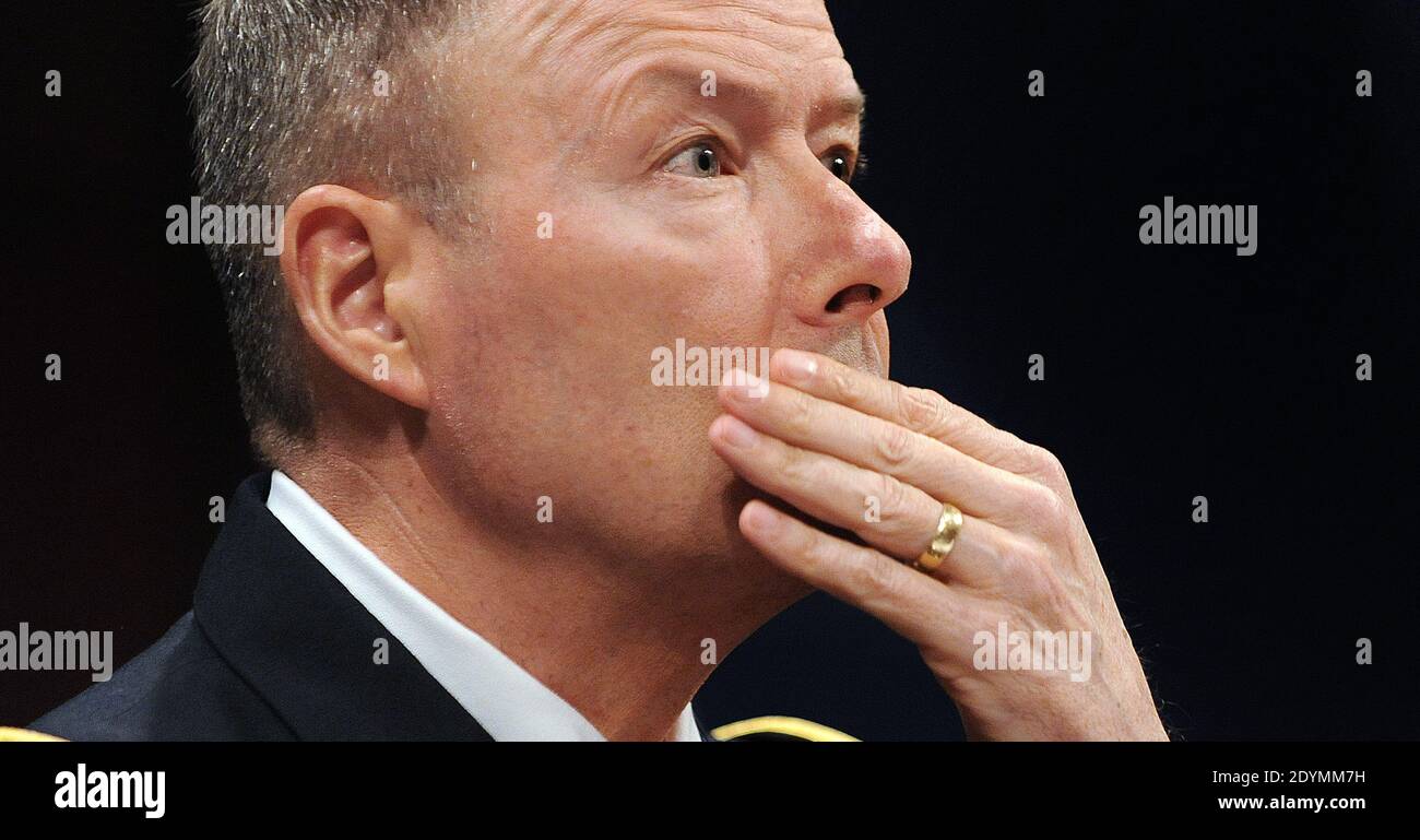 General Keith Alexander, Direktor der National Security Agency, erscheint vor dem House Select Intelligence Committee am 18. Juni 2013 in Washington, DC, USA. Das Komitee hört Aussagen darüber, wie die offengelegten NSA-Programme die Amerikaner vor Terroranschlägen auf US-Boden schützen und warum die Offenlegung dieser klassifizierten Informationen unseren Gegnern hilft. Foto von Olivier Douliery/ABACAPRESS.COM Stockfoto