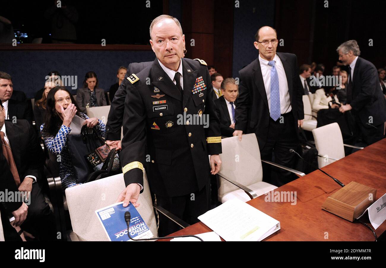 General Keith Alexander, Direktor der National Security Agency, erscheint vor dem House Select Intelligence Committee am 18. Juni 2013 in Washington, DC, USA. Das Komitee hört Aussagen darüber, wie die offengelegten NSA-Programme die Amerikaner vor Terroranschlägen auf US-Boden schützen und warum die Offenlegung dieser klassifizierten Informationen unseren Gegnern hilft. Foto von Olivier Douliery/ABACAPRESS.COM Stockfoto