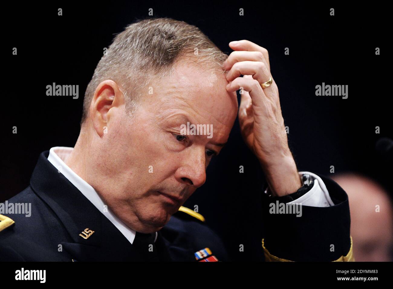 General Keith Alexander, Direktor der National Security Agency, erscheint vor dem House Select Intelligence Committee am 18. Juni 2013 in Washington, DC, USA. Das Komitee hört Aussagen darüber, wie die offengelegten NSA-Programme die Amerikaner vor Terroranschlägen auf US-Boden schützen und warum die Offenlegung dieser klassifizierten Informationen unseren Gegnern hilft. Foto von Olivier Douliery/ABACAPRESS.COM Stockfoto