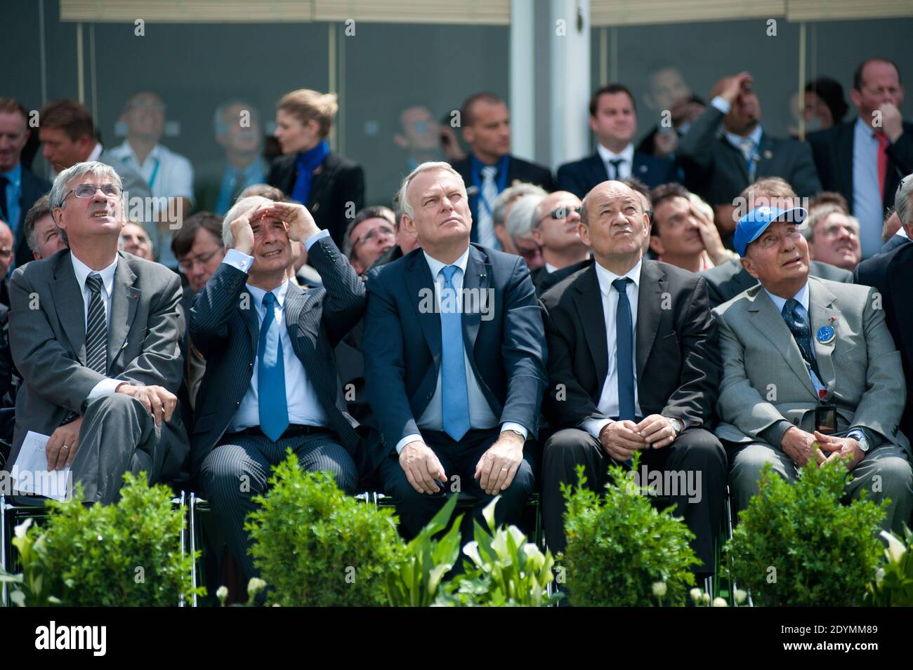 Premierminister Jean-Marc Ayrault, CEO von Safran, Jean-Paul Herteman, Präsident der Nationalversammlung Claude Bartolone, Verteidigungsminister Jean-Yves Le Drian und Senator Serge Dassault bei der Eröffnung der 50. Paris Air Show, die am 17. Juni 2013 auf dem Flughafen Le Bourget in der Nähe von Paris, Frankreich, stattfand. Foto von Julien Muguet/Pool/ABACAPRESS.COM Stockfoto