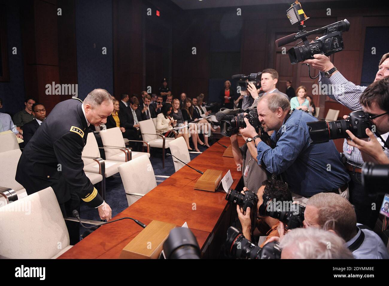General Keith Alexander, Direktor der National Security Agency, erscheint vor dem House Select Intelligence Committee am 18. Juni 2013 in Washington, DC, USA. Das Komitee hört Aussagen darüber, wie die offengelegten NSA-Programme die Amerikaner vor Terroranschlägen auf US-Boden schützen und warum die Offenlegung dieser klassifizierten Informationen unseren Gegnern hilft. Foto von Olivier Douliery/ABACAPRESS.COM Stockfoto