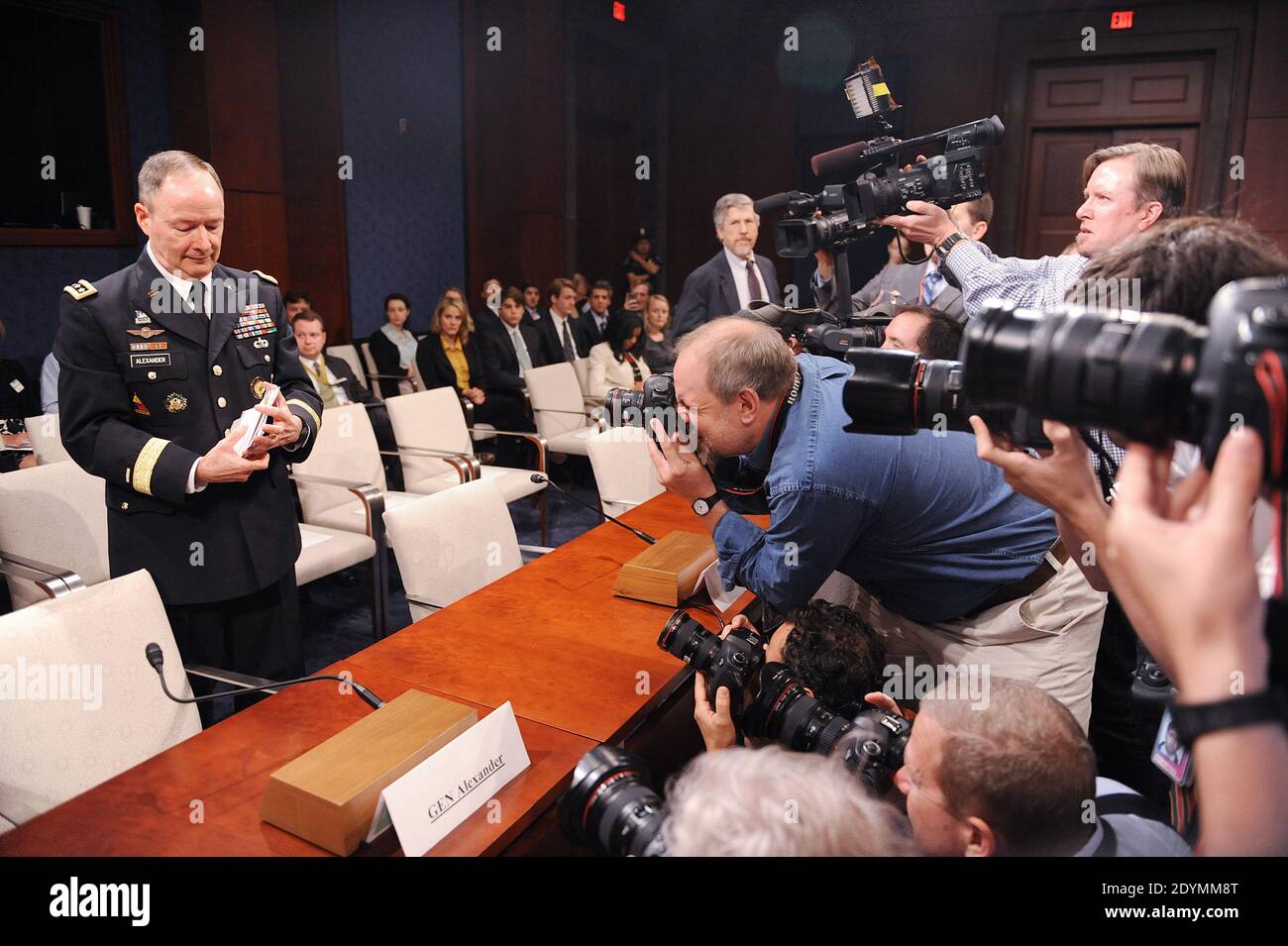 General Keith Alexander, Direktor der National Security Agency, erscheint vor dem House Select Intelligence Committee am 18. Juni 2013 in Washington, DC, USA. Das Komitee hört Aussagen darüber, wie die offengelegten NSA-Programme die Amerikaner vor Terroranschlägen auf US-Boden schützen und warum die Offenlegung dieser klassifizierten Informationen unseren Gegnern hilft. Foto von Olivier Douliery/ABACAPRESS.COM Stockfoto