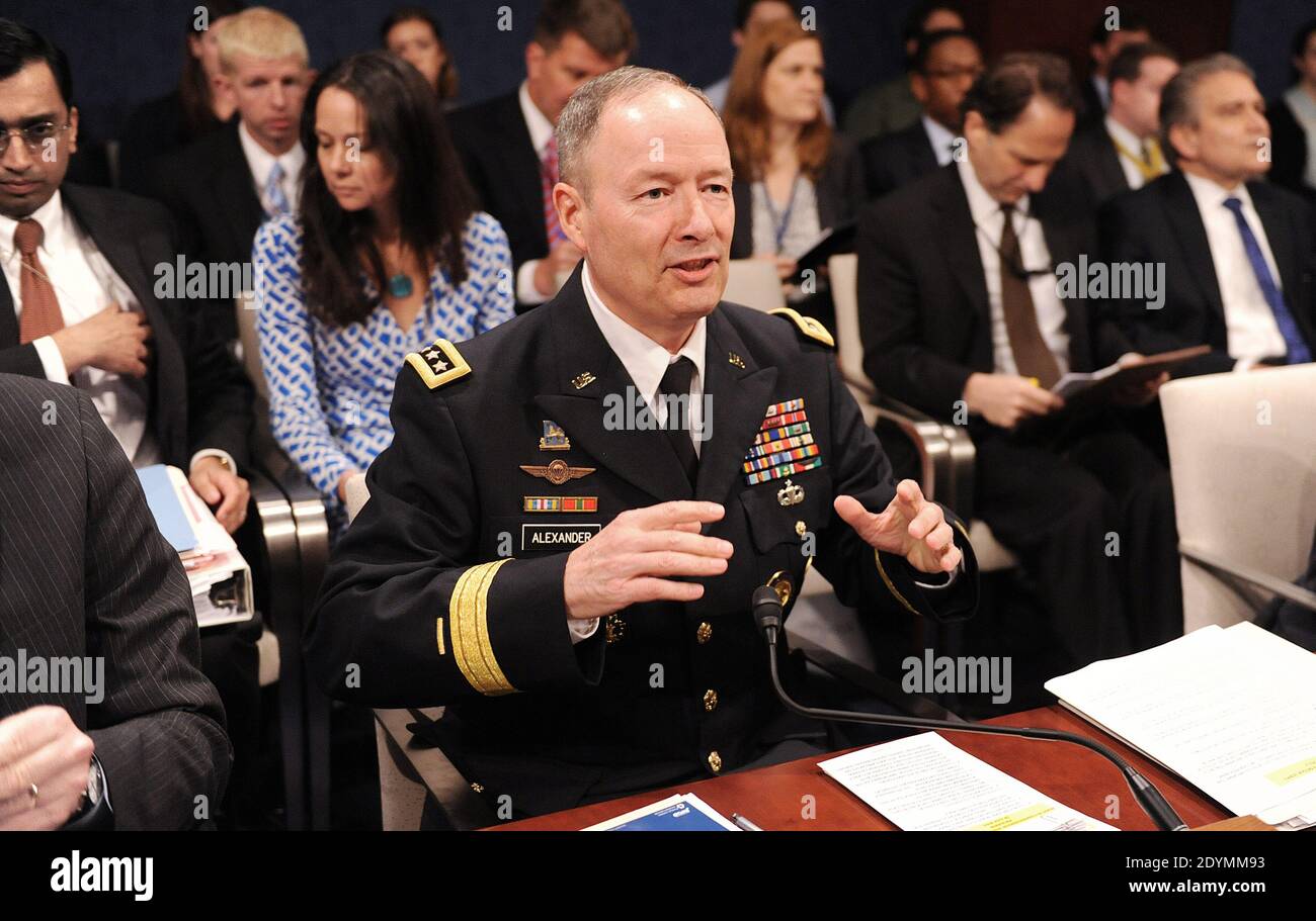 General Keith Alexander, Direktor der National Security Agency, erscheint vor dem House Select Intelligence Committee am 18. Juni 2013 in Washington, DC, USA. Das Komitee hört Aussagen darüber, wie die offengelegten NSA-Programme die Amerikaner vor Terroranschlägen auf US-Boden schützen und warum die Offenlegung dieser klassifizierten Informationen unseren Gegnern hilft. Foto von Olivier Douliery/ABACAPRESS.COM Stockfoto