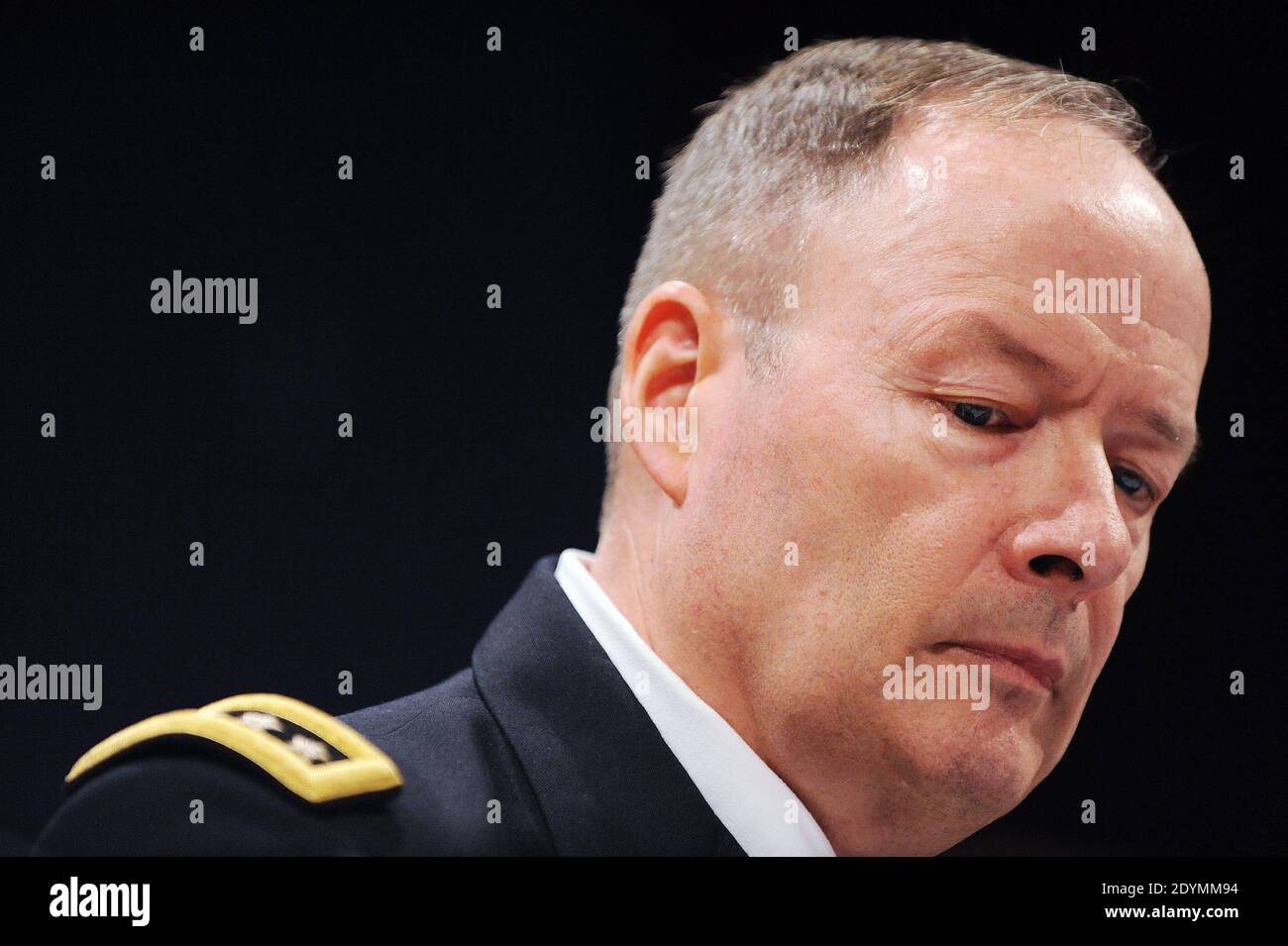 General Keith Alexander, Direktor der National Security Agency, erscheint vor dem House Select Intelligence Committee am 18. Juni 2013 in Washington, DC, USA. Das Komitee hört Aussagen darüber, wie die offengelegten NSA-Programme die Amerikaner vor Terroranschlägen auf US-Boden schützen und warum die Offenlegung dieser klassifizierten Informationen unseren Gegnern hilft. Foto von Olivier Douliery/ABACAPRESS.COM Stockfoto