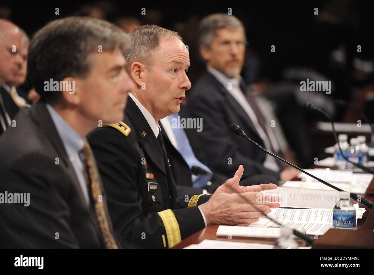 General Keith Alexander, Direktor der National Security Agency, erscheint vor dem House Select Intelligence Committee am 18. Juni 2013 in Washington, DC, USA. Das Komitee hört Aussagen darüber, wie die offengelegten NSA-Programme die Amerikaner vor Terroranschlägen auf US-Boden schützen und warum die Offenlegung dieser klassifizierten Informationen unseren Gegnern hilft. Foto von Olivier Douliery/ABACAPRESS.COM Stockfoto