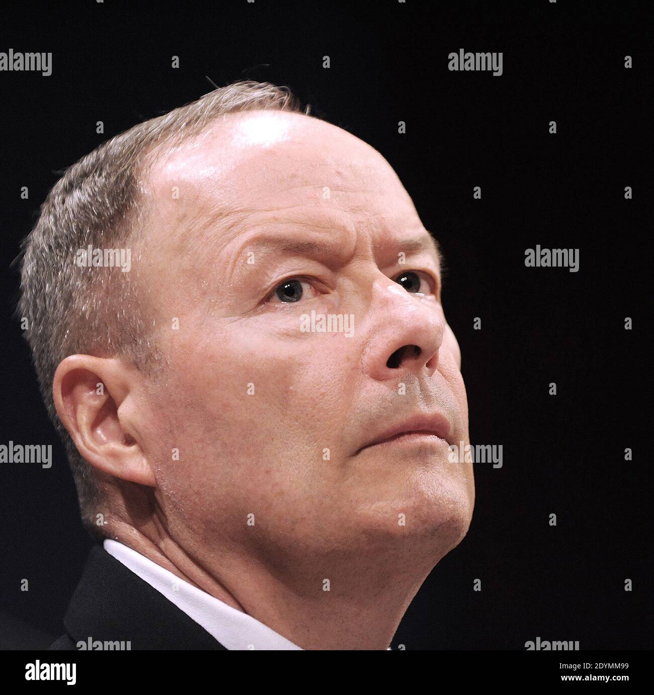 General Keith Alexander, Direktor der National Security Agency, erscheint vor dem House Select Intelligence Committee am 18. Juni 2013 in Washington, DC, USA. Das Komitee hört Aussagen darüber, wie die offengelegten NSA-Programme die Amerikaner vor Terroranschlägen auf US-Boden schützen und warum die Offenlegung dieser klassifizierten Informationen unseren Gegnern hilft. Foto von Olivier Douliery/ABACAPRESS.COM Stockfoto