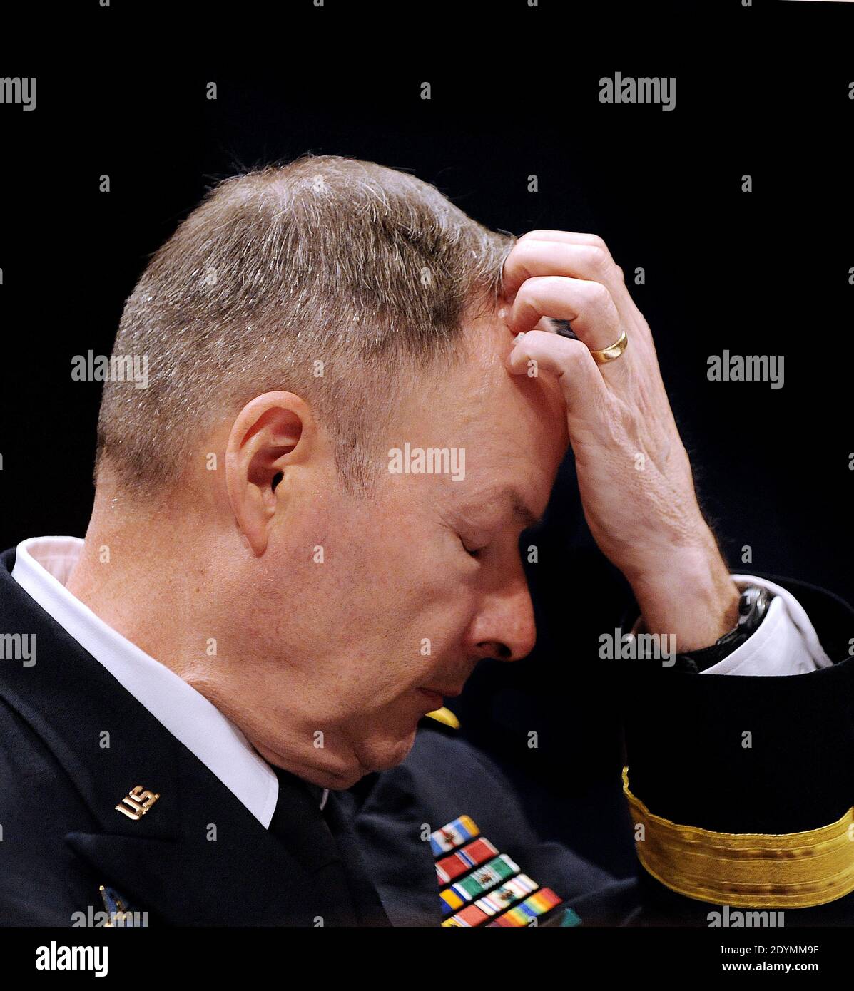 General Keith Alexander, Direktor der National Security Agency, erscheint vor dem House Select Intelligence Committee am 18. Juni 2013 in Washington, DC, USA. Das Komitee hört Aussagen darüber, wie die offengelegten NSA-Programme die Amerikaner vor Terroranschlägen auf US-Boden schützen und warum die Offenlegung dieser klassifizierten Informationen unseren Gegnern hilft. Foto von Olivier Douliery/ABACAPRESS.COM Stockfoto