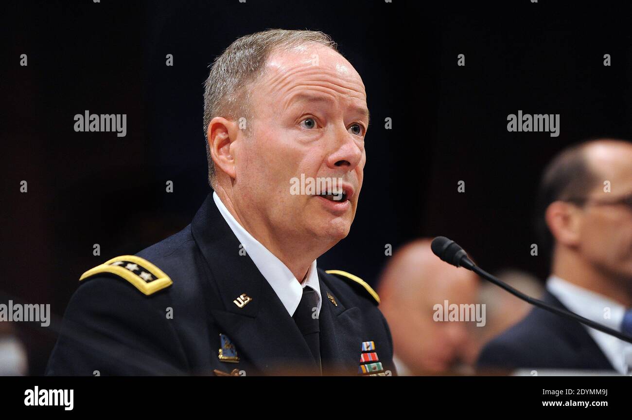 General Keith Alexander, Direktor der National Security Agency, erscheint vor dem House Select Intelligence Committee am 18. Juni 2013 in Washington, DC, USA. Das Komitee hört Aussagen darüber, wie die offengelegten NSA-Programme die Amerikaner vor Terroranschlägen auf US-Boden schützen und warum die Offenlegung dieser klassifizierten Informationen unseren Gegnern hilft. Foto von Olivier Douliery/ABACAPRESS.COM Stockfoto
