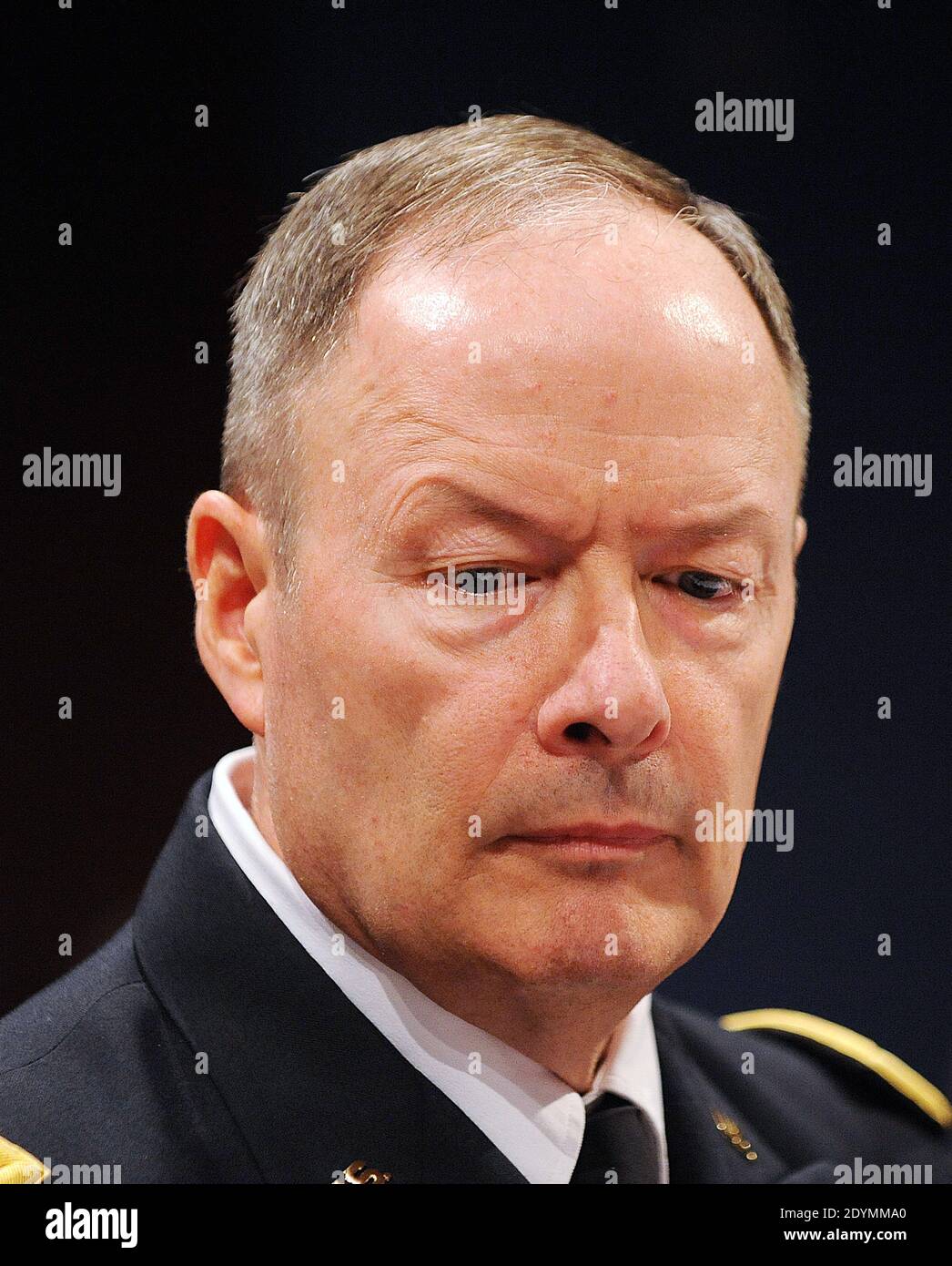 General Keith Alexander, Direktor der National Security Agency, erscheint vor dem House Select Intelligence Committee am 18. Juni 2013 in Washington, DC, USA. Das Komitee hört Aussagen darüber, wie die offengelegten NSA-Programme die Amerikaner vor Terroranschlägen auf US-Boden schützen und warum die Offenlegung dieser klassifizierten Informationen unseren Gegnern hilft. Foto von Olivier Douliery/ABACAPRESS.COM Stockfoto
